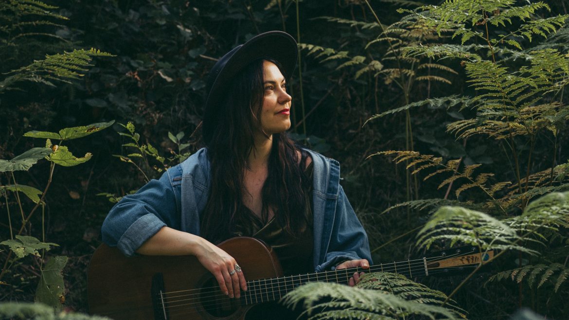 ellescriv 'Longer' Premiere